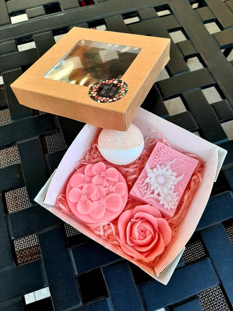 Seifen-Geschenkset Für Muttertag Valentinstag Seifen, Badebomben in Vielen Duftrichtungen Einer Geschenkbox, Pflegend U Rückfettend Seifen-Geschenkset Für Muttertag Valentinstag Seifen, Badebomben in Vielen Duftrichtungen Einer Geschenkbox, Pflegend U Rückfettend von Etsy - CreativesoapsKunst
