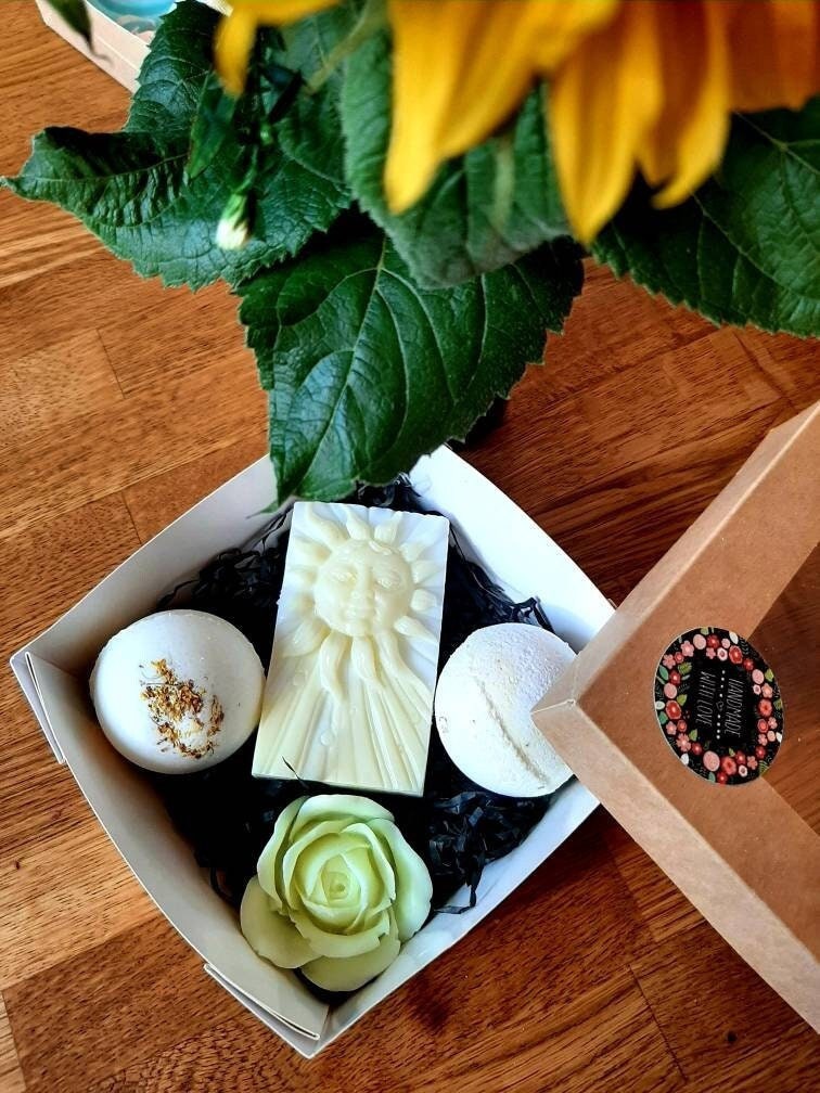 Seifen-Geschenkset Für Muttertag Valentinstag Seifen, Badebomben in Vielen Duftrichtungen Einer Geschenkbox, Pflegend U Rückfettend Seifen-Geschenkset Für Muttertag Valentinstag Seifen, Badebomben in Vielen Duftrichtungen Einer Geschenkbox, Pflegend U Rückfettend von Etsy - CreativesoapsKunst