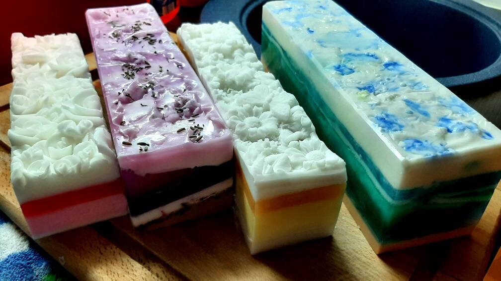 Seifen Handgegossen, in Verschiedene Designs, Tollen Farben Und Düften, Vegan Hautpflegend, Jeweils Einzeln Verpackt von Etsy - CreativesoapsKunst