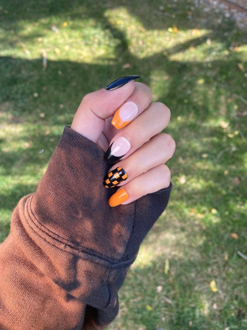 Schwarze Und Orange Halloween Nägel | Kurzer Sarg Im Bild Herbstliche Für von Etsy - CyndisSmallBoutique