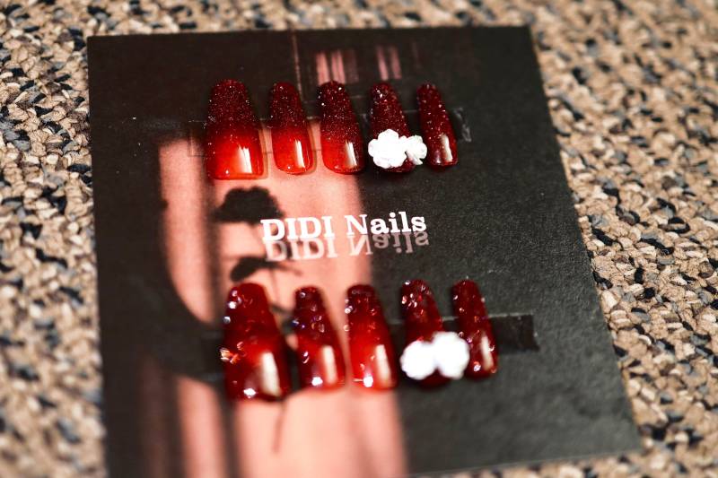 Rote Super Shinny Nägel Weiße Rosen | Personalisierter & Wiederverwendbarer Press-On Nail Fun Nails Luxus von Etsy - DIDINails