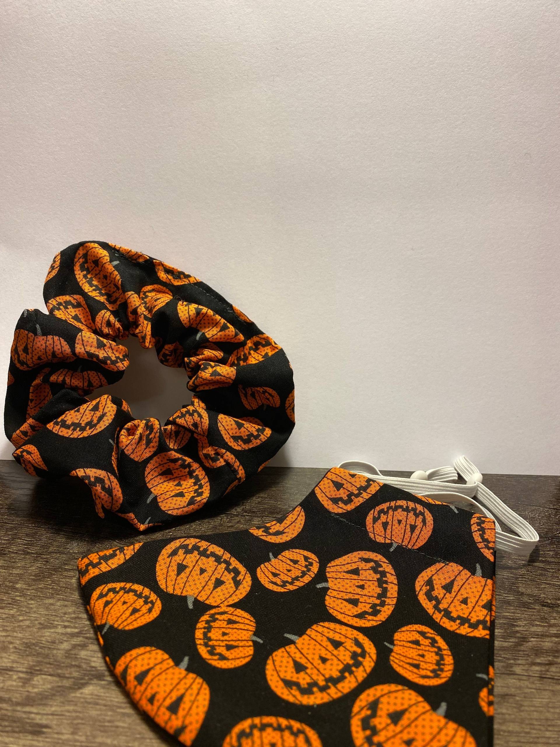 Verstellbare Halloween Gesichtsmaske Und Scrunchie Set, Kürbis, Jack O' Laterne von Etsy - DarnCuteDesignsCo