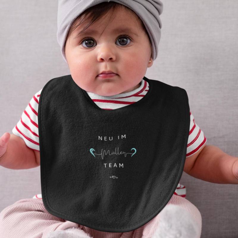 Personalisiertes Baby-Lätzchen Neu Im Team, Herz, Babyankündigung, Geschenk Baby Neugeborenes Taufe, Biobaumwolle, Hochwertig, Nachhaltig von Etsy - DattiDesignsStore