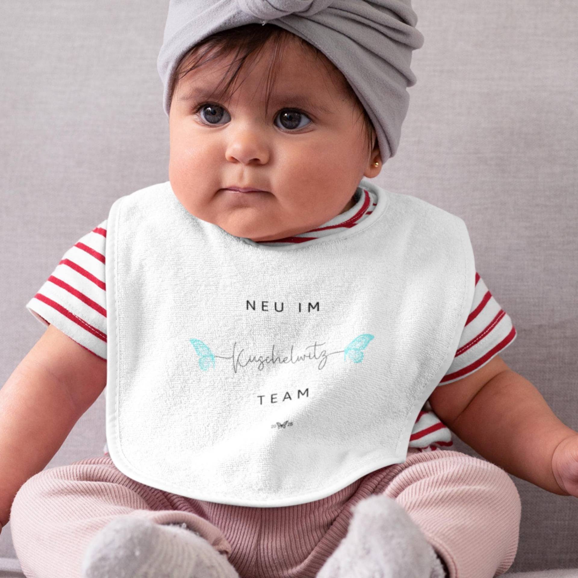 Personalisiertes Baby-Lätzchen Neu Im Team, Schmetterling, Babyankündigung, Geschenk Baby Neugeborenes Taufe, Biobaumwolle, Hochwertig von Etsy - DattiDesignsStore