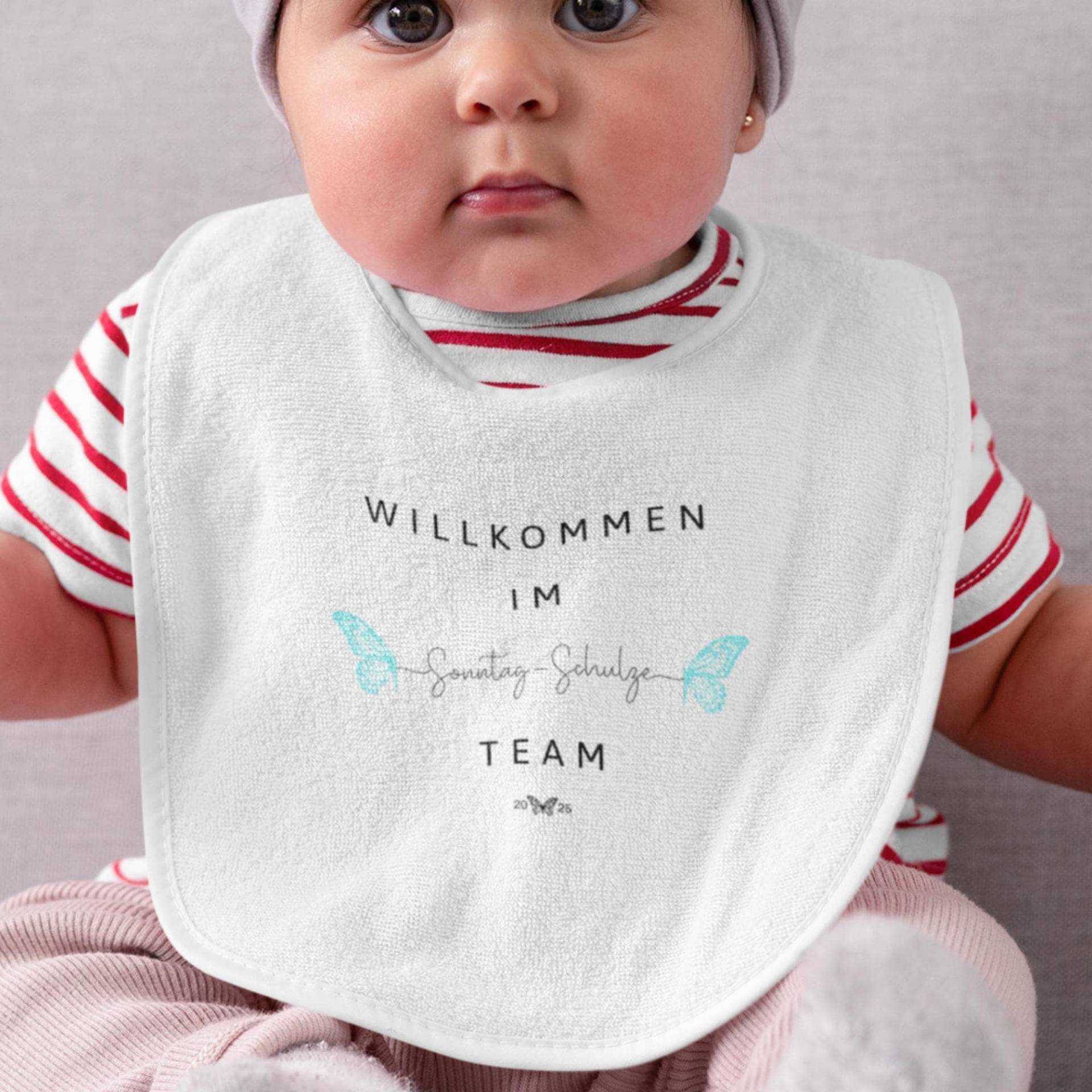 Personalisiertes Baby-Lätzchen Willkommen Im Team, Schmetterling, Babyankündigung, Geschenk Baby Neugeborenes Taufe, Biobaumwolle, Hochwertig von Etsy - DattiDesignsStore