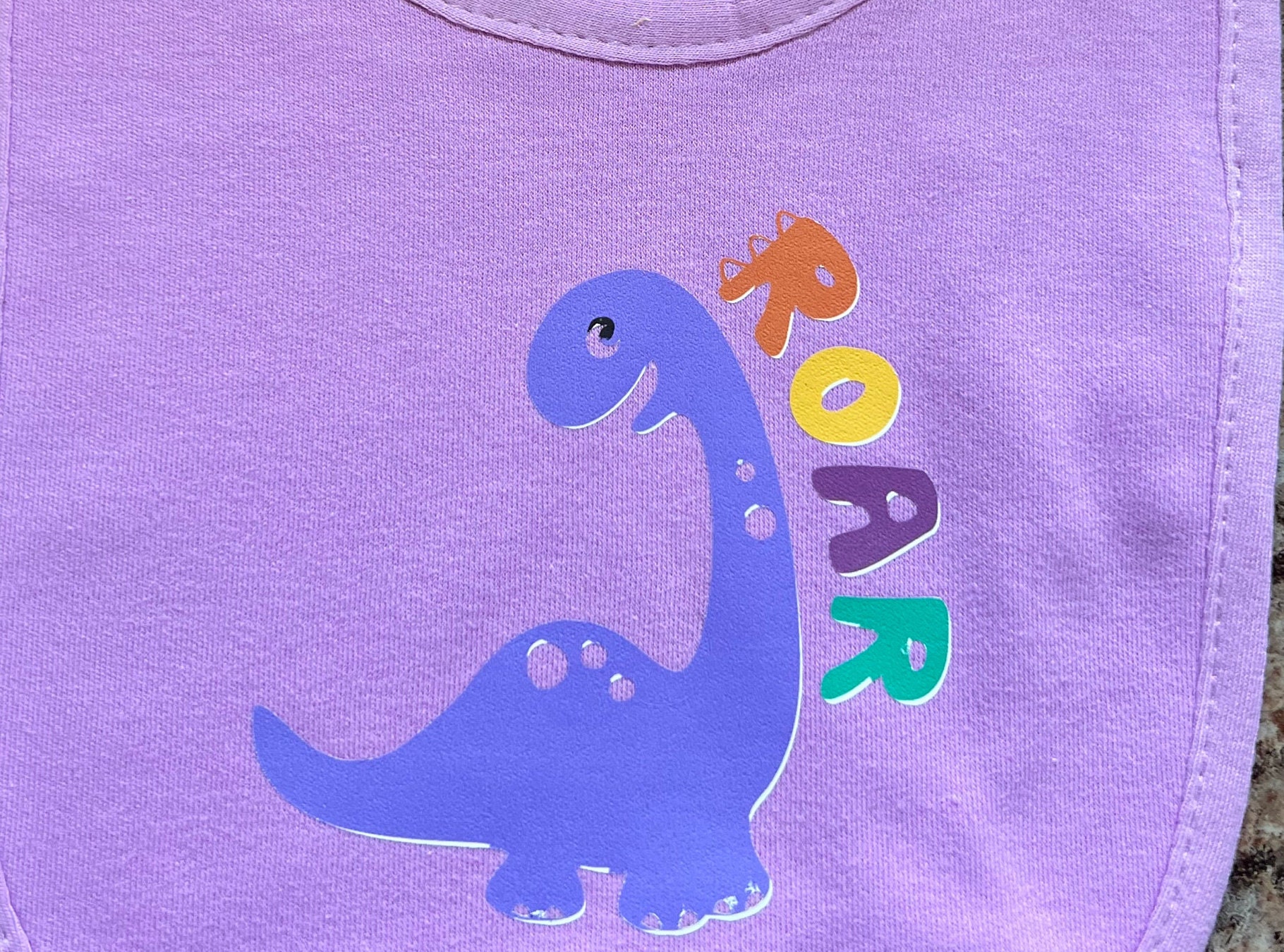 Baby Dinosaurier Lätzchen "Roar" Mit Velcro Verschluss Lila Hintergrund Mehreren Leuchtenden Farben Für Die Buchstaben von Etsy - DeesCreationsStore