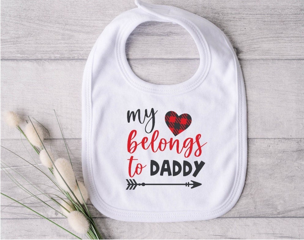 "Süßes Baby-Lätzchen Mit "My Heart Belongs To Daddy"-Babypartygeschenk-Babylätzchen." von Etsy - DeesCreationsStore