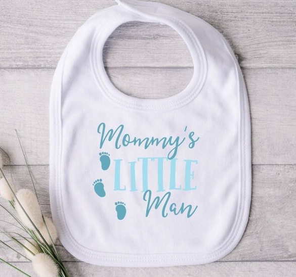 Weißes Frotteetuch Baby Lätzchen Mit "Mommy Es Little Man" in Soft Blues Hat Velcro Verschluss von Etsy - DeesCreationsStore