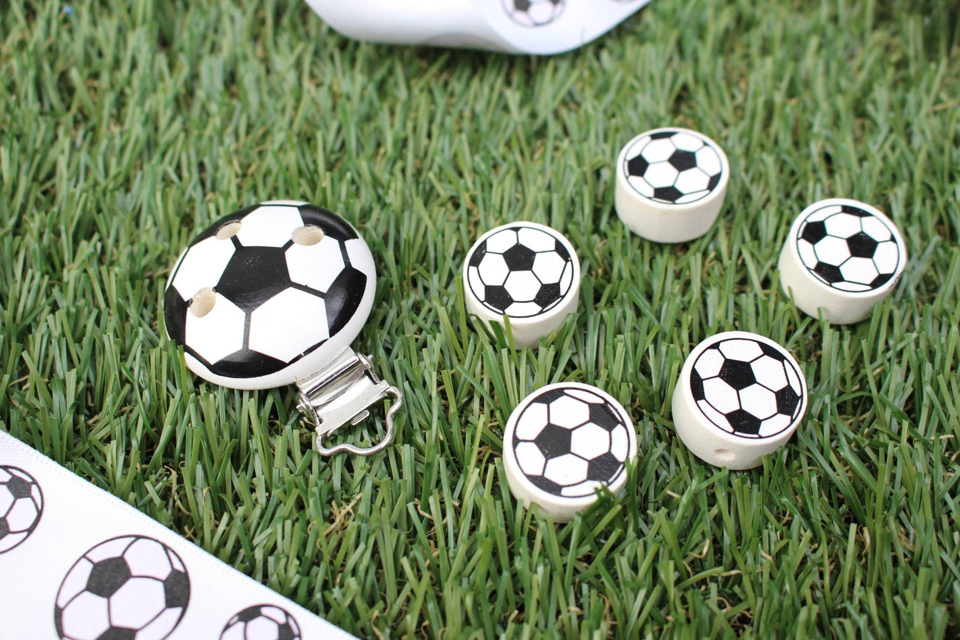 Schnuller-Kette-Clip/Perlen Fußball-Motiv von Etsy - DekoWerkstatt