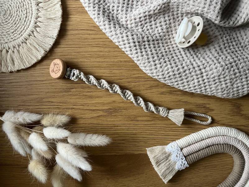 Makramee Schnullerkette | Schnullerband Bohdi in 40 Farben Baby Geschenk Zur Geburt Boho von Etsy - DesignSelflove