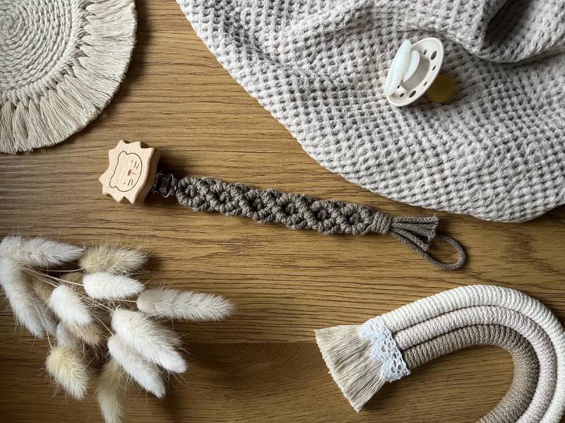 Makramee Schnullerkette | Schnullerband Maya in 40 Farben Baby Geschenk Zur Geburt Boho von Etsy - DesignSelflove