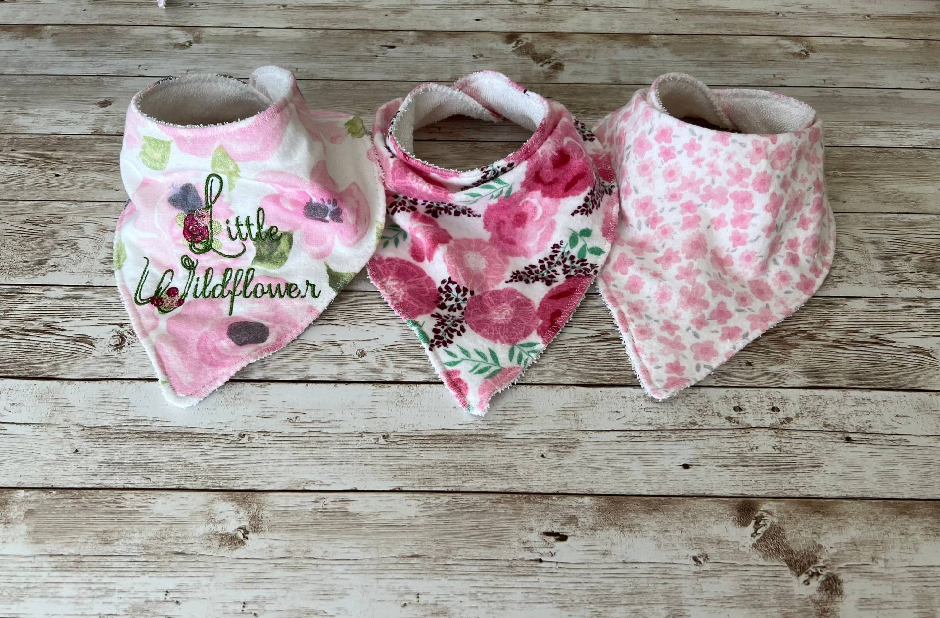 Slouchy Halstuch Lätzchen | Wildblumen, Mädchen Lätzchen, Baby Lätzchen, Babyparty Geschenk, Blumen Blumen Flanell Lätzchen Set, Personalisiert von Etsy - DiamondDsgnsBoutique