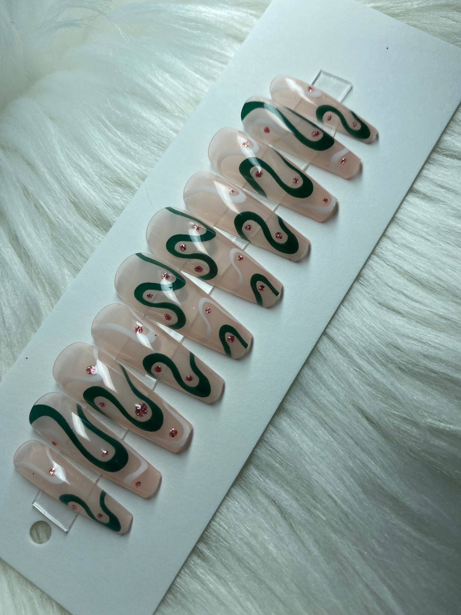 Grüne Abstrakte Press On Nails von Etsy - Dianailstudio