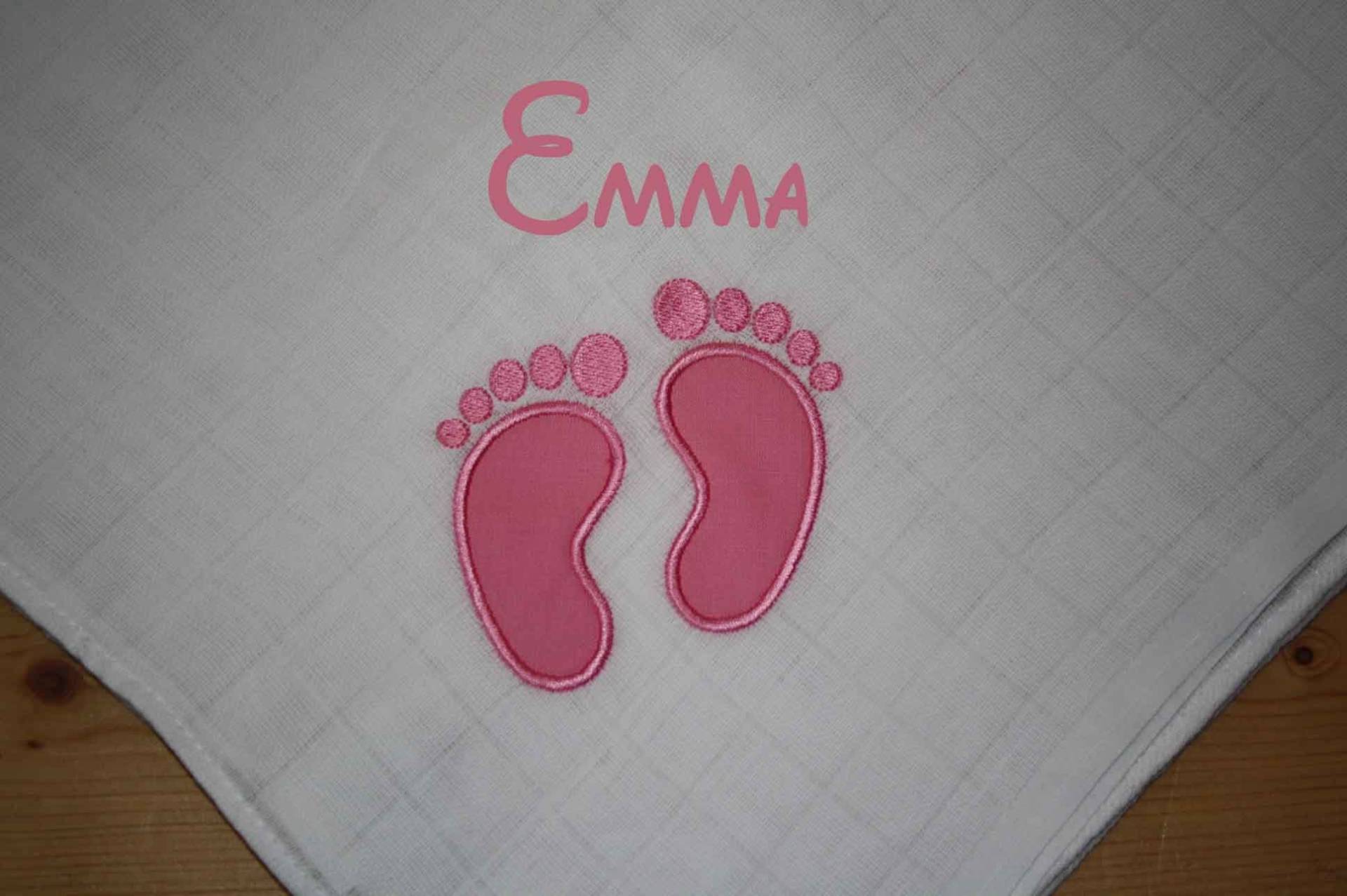 Mullwindel Spucktuch Babyfüsse Füsse Rosa Mit Namen W214 Mullwindel Spucktuch Babyfüsse Füsse Rosa Mit Namen W214 von Etsy - DieWichtelstickerei