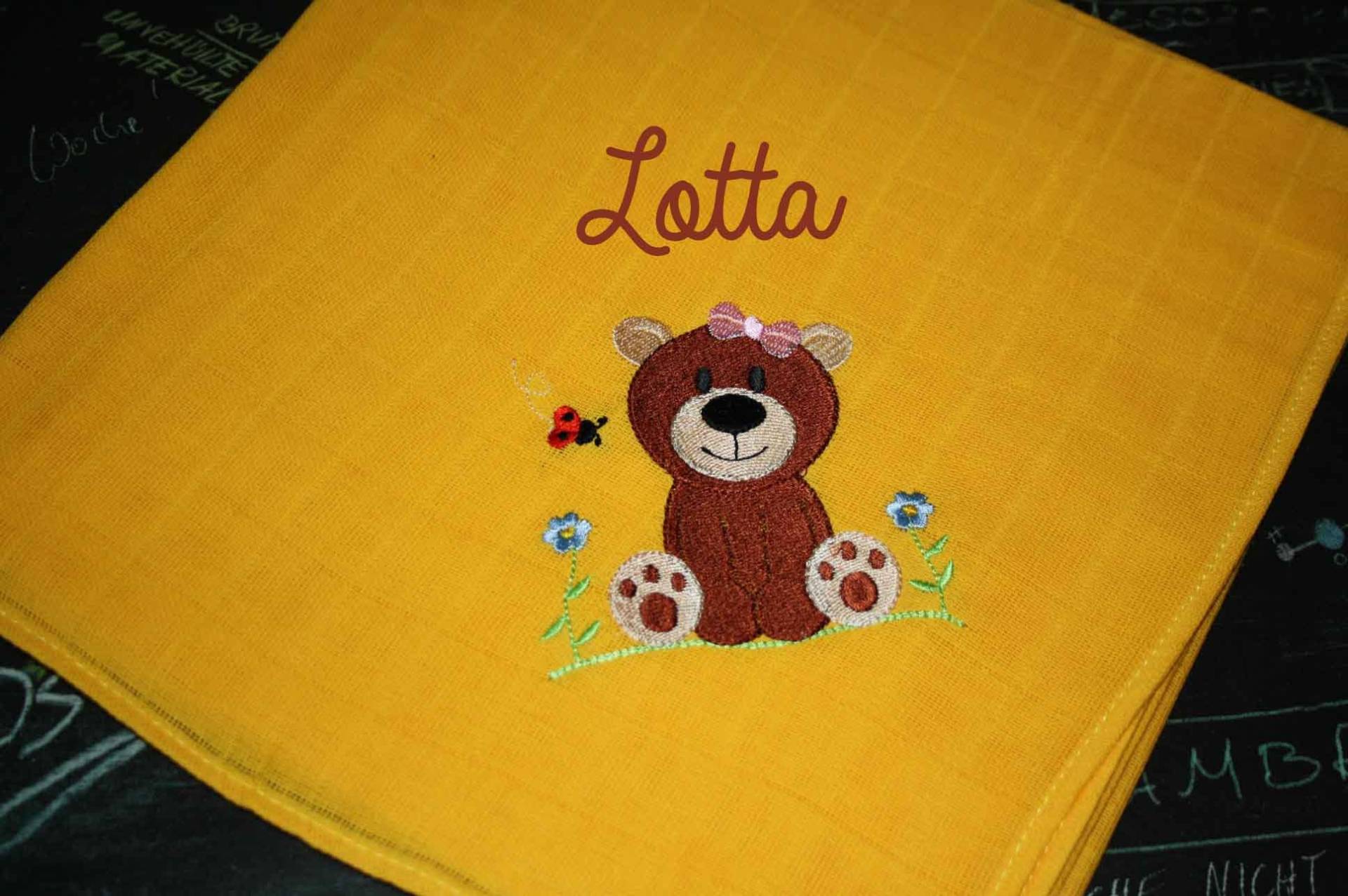 Mullwindel Spucktuch Bär Auf Der Wiese Mit Namen W266 Mullwindel Spucktuch Bär Auf Der Wiese Mit Namen W266 von Etsy - DieWichtelstickerei