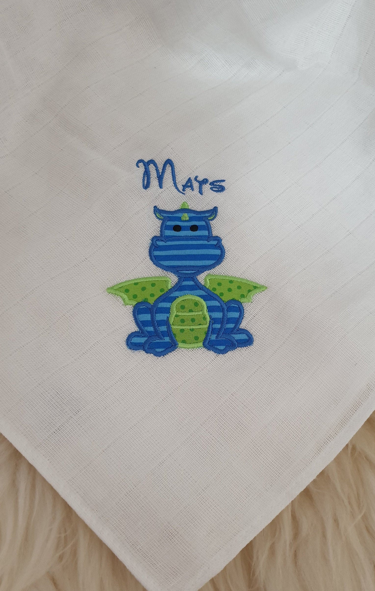 Mullwindel Spucktuch Drache Blau Grün Mit Namen W256 Mullwindel Spucktuch Drache Blau Grün Mit Namen W256 von Etsy - DieWichtelstickerei