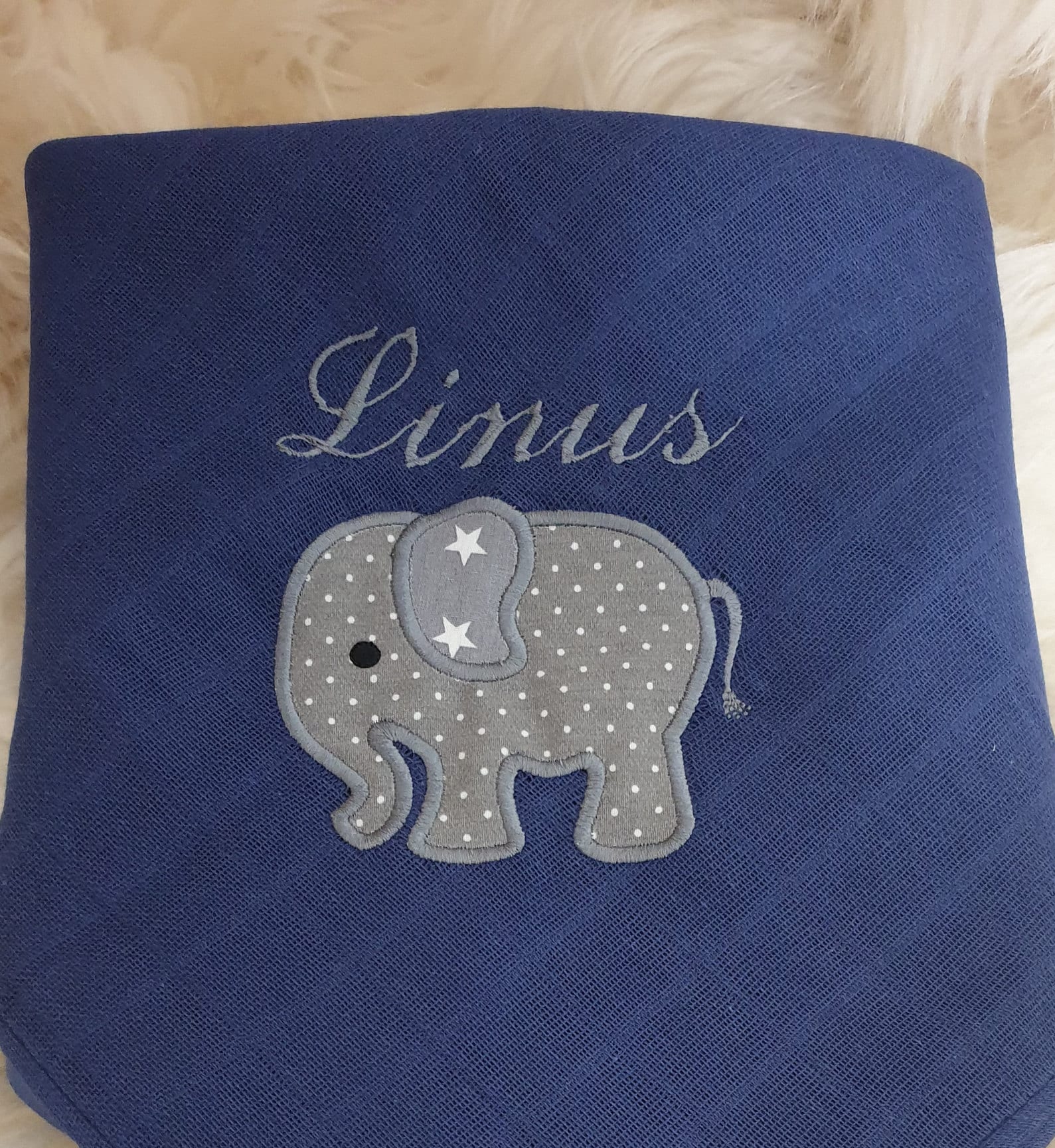 Mullwindel Spucktuch Elefant Dunkelblau Grau Mit Namen W320 Mullwindel Spucktuch Elefant Dunkelblau Grau Mit Namen W320 von Etsy - DieWichtelstickerei