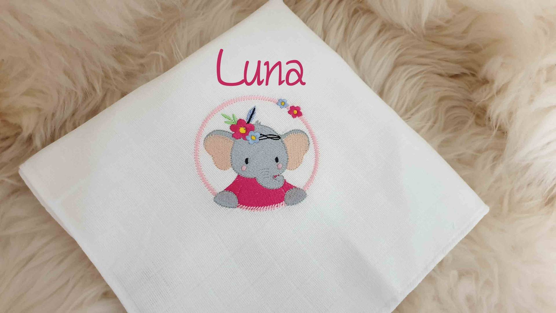 Mullwindel Spucktuch Elefant Kreis Elefantenmädchen Mädchen Mit Namen W219 Mullwindel Spucktuch Elefant Kreis Elefantenmädchen Mädchen Mit Namen W219 von Etsy - DieWichtelstickerei