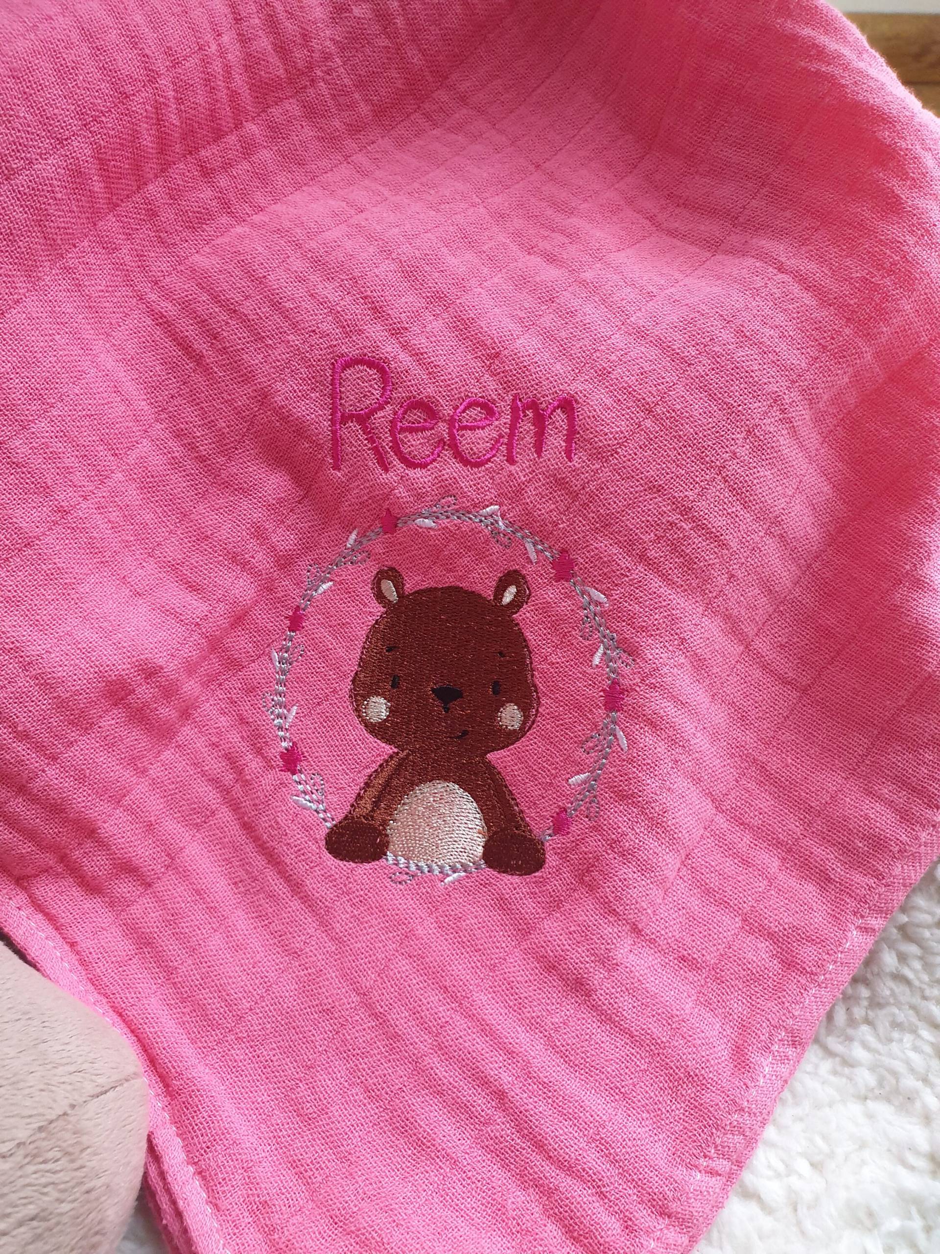 Mullwindel Spucktuch Kleiner Bär Bären Teddy Dunkelrosa Mit Namen W318 Mullwindel Spucktuch Kleiner Bär Bären Teddy Dunkelrosa Mit Namen W318 von Etsy - DieWichtelstickerei