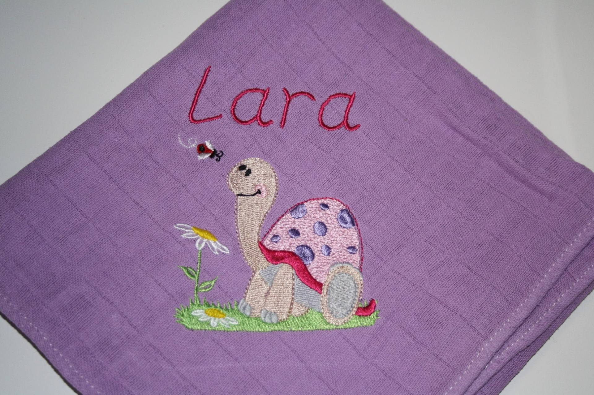 Mullwindel Spucktuch Schildkröte Flieder Mit Namen W308 Mullwindel Spucktuch Schildkröte Flieder Mit Namen W308 von Etsy - DieWichtelstickerei