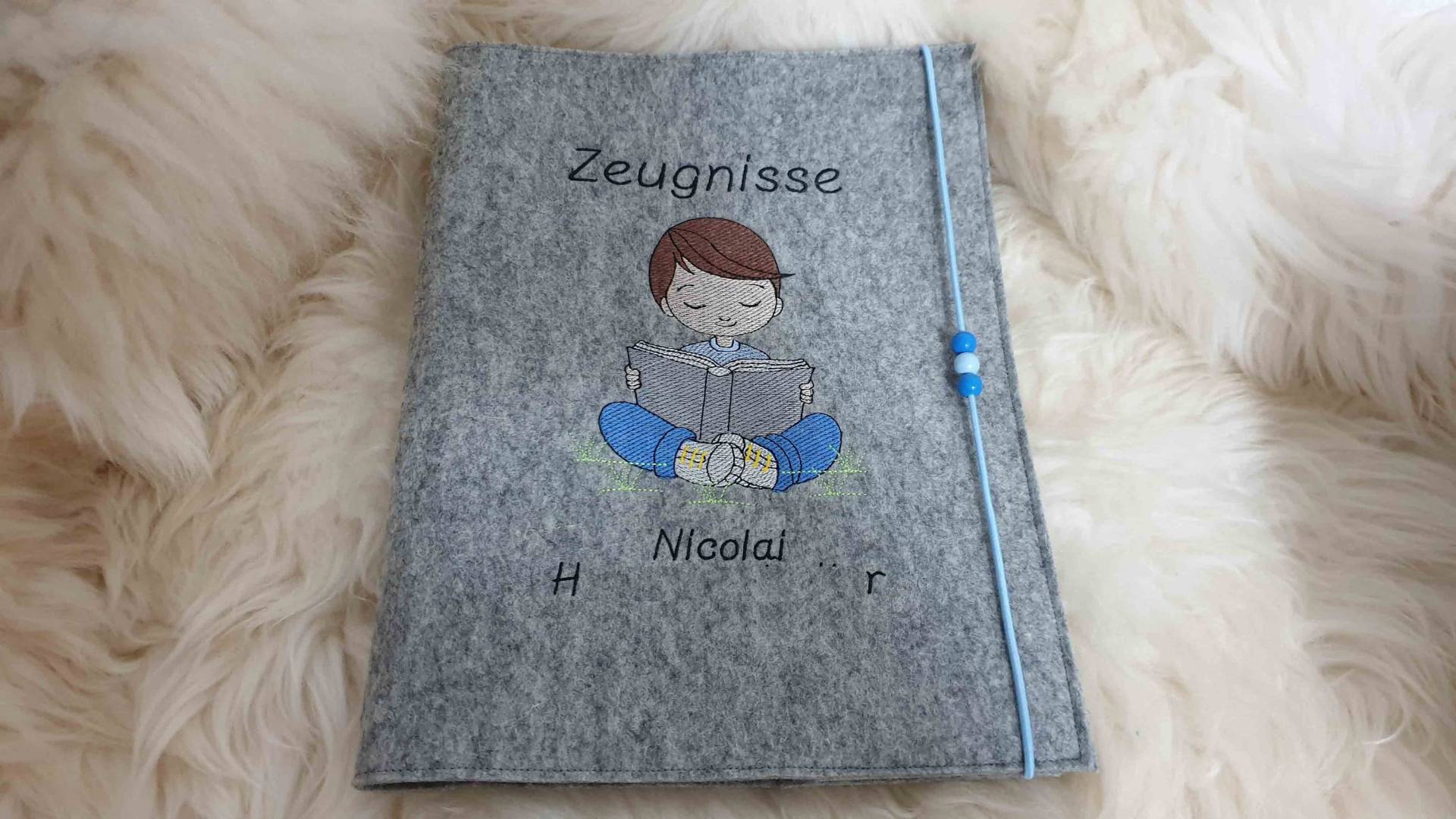 Zeugnismappe Junge Buch Lesen Mit Namen W82 von Etsy - DieWichtelstickerei