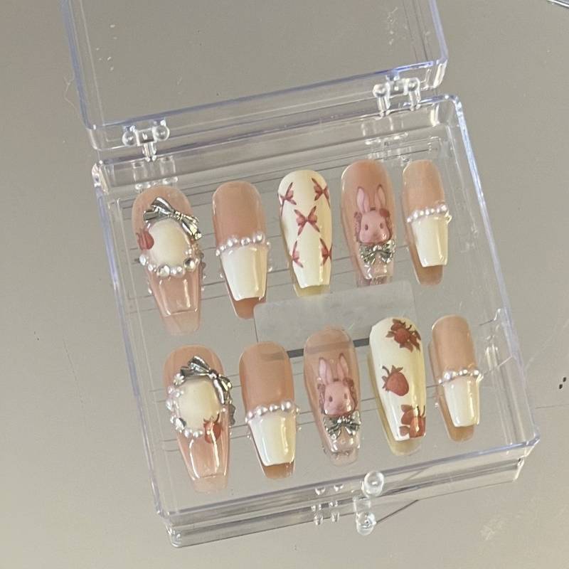 Bezaubernde Rosa Tragbare Nail Art Mit Entzückenden Häschen- Und Erdbeer-Designs - Süßer Kawaii Stil von Etsy - DonutNail