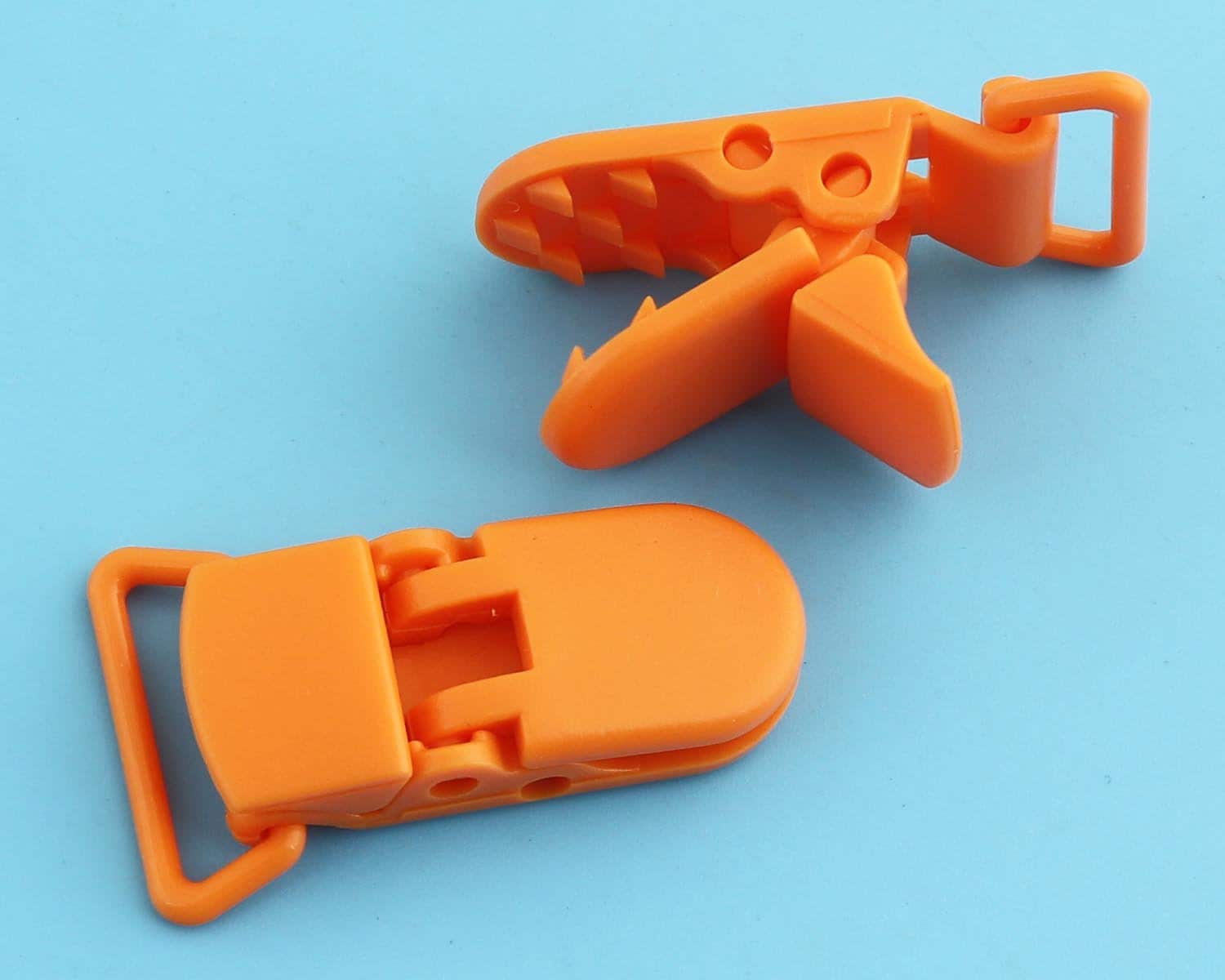 Hosenträger Clips Schnuller Clips, Kam Kunststoff Mit Orange Farbe, Binky Clip Zubehör Hosenträger Clips Schnuller Clips, Kam Kunststoff Mit Orange Farbe, Binky Clip Zubehör von Etsy - DragonTradition