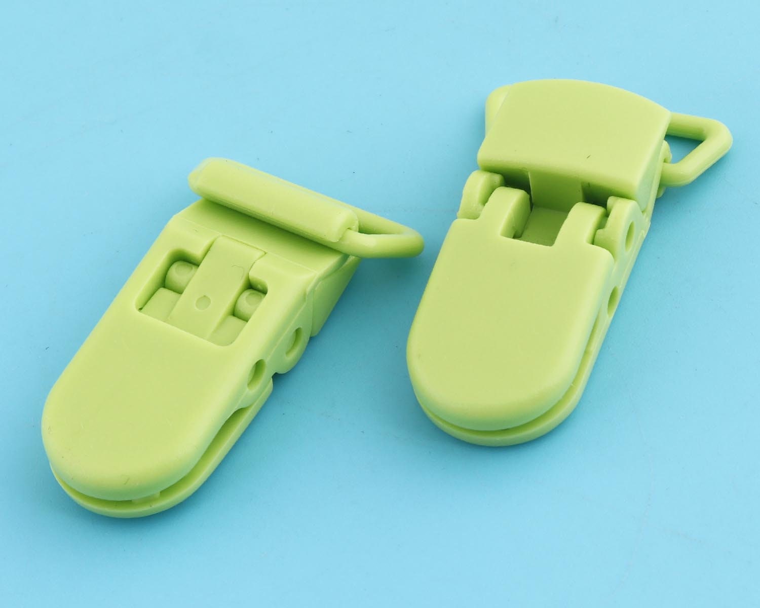 Schnuller Clips Hosenträger Clips, Clip, Kam Kunststoff Mit Grüner Farbe, Binky Clip Zubehör Schnuller Clips Hosenträger Clips, Clip, Kam Kunststoff Mit Grüner Farbe, Binky Clip Zubehör von Etsy - DragonTradition