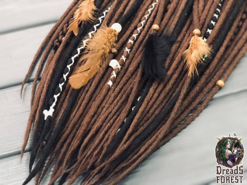 Doppelendige Dreads Aus Brauner Wolle Mit Schwarzen Akzenten, Dreadlocks Kostenlosen Holzperlen Und Zufälligen Federn von Etsy - DreadsForest