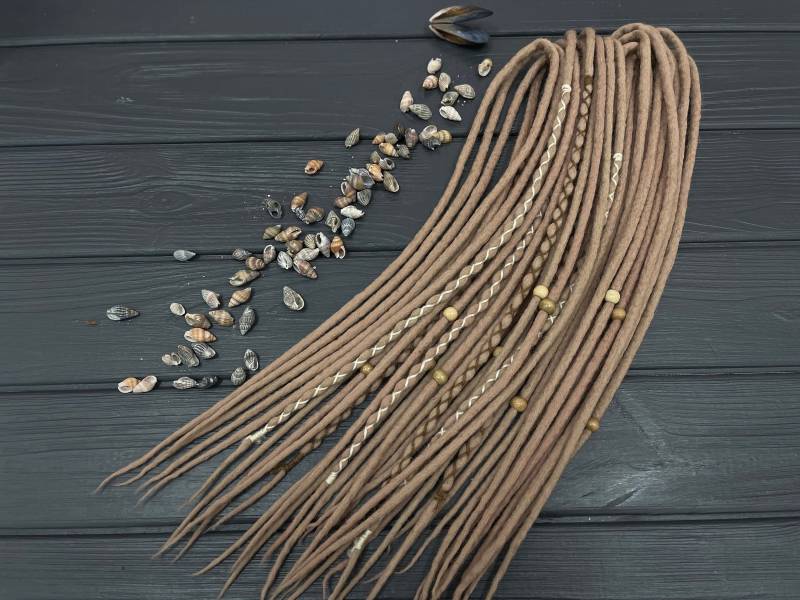 Doppelendige Dreads Aus Natürlicher, Dunkelblonder Wolle Mit Kostenlosen Holzperlen von Etsy - DreadsForest