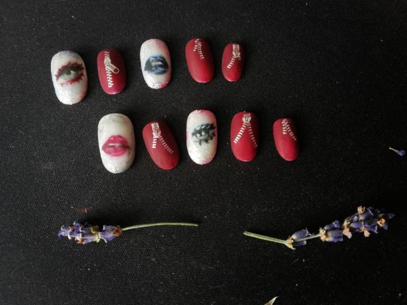 Handbemalte Press-On Nails "Lips & Eyes" von Etsy - DreamsAndSubmarines