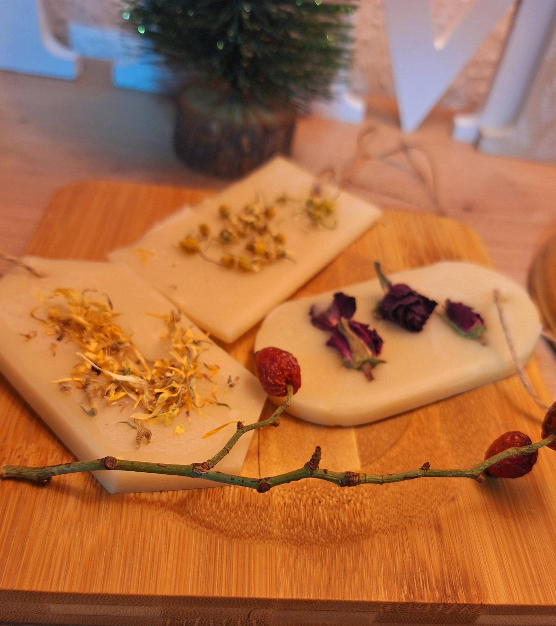 Bienenwachsseife 70G Zum Anhängen [ Rosenblüten, Ringelblumenblüten, Kamillenblüten] von Etsy - ECHTHEITKreationen