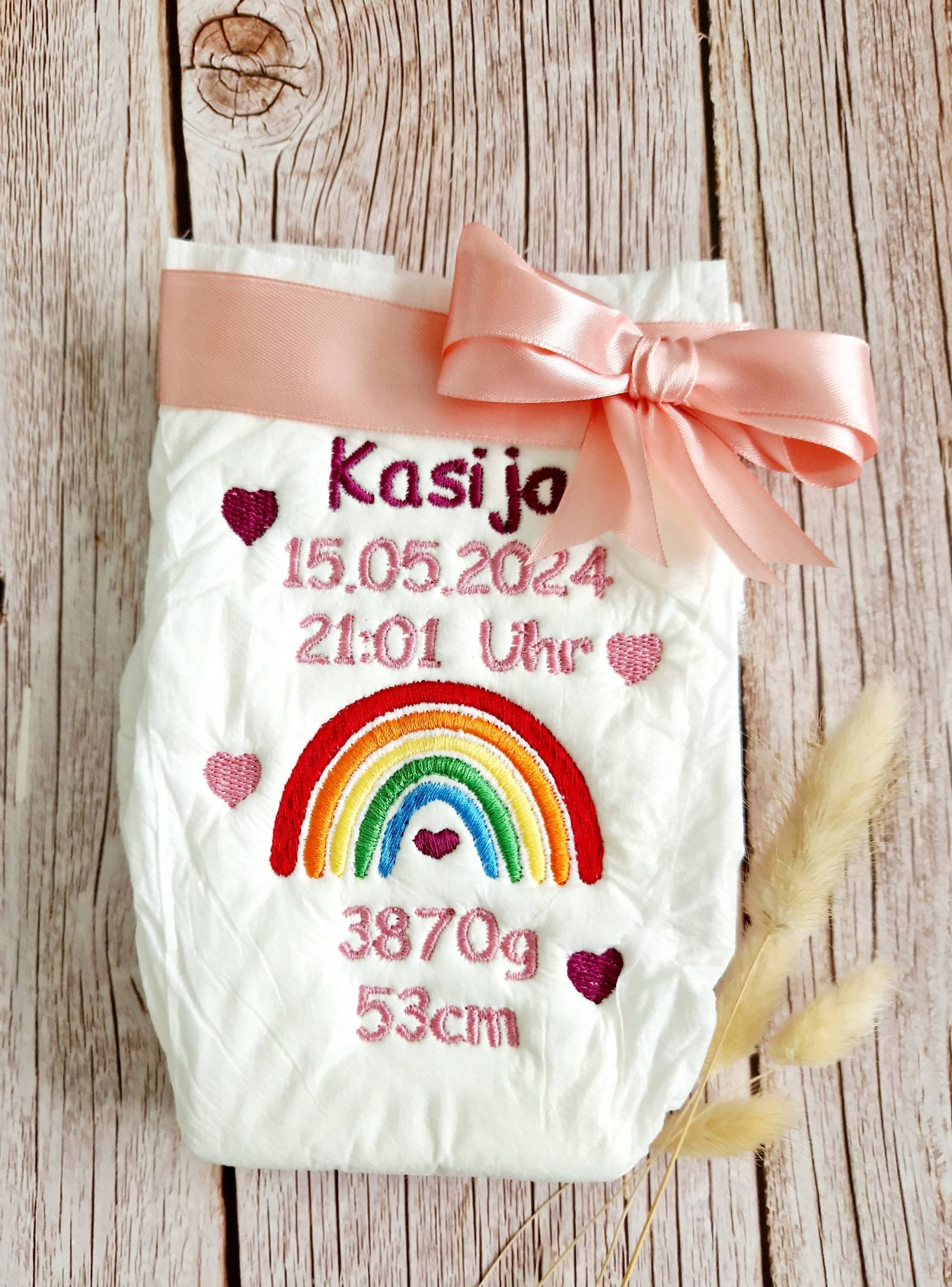 Bestickte Windel Regenbogenbaby, Regenbogen Mit Geburtsdaten Zur Geburt, Mädchen Oder Junge, Farbwahl von Etsy - ETStoffzauber