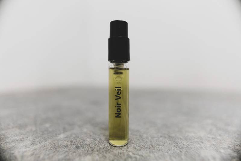 Noir Veil Eau De Parfum Sample 1.7Ml von Etsy - EaudeScentuality