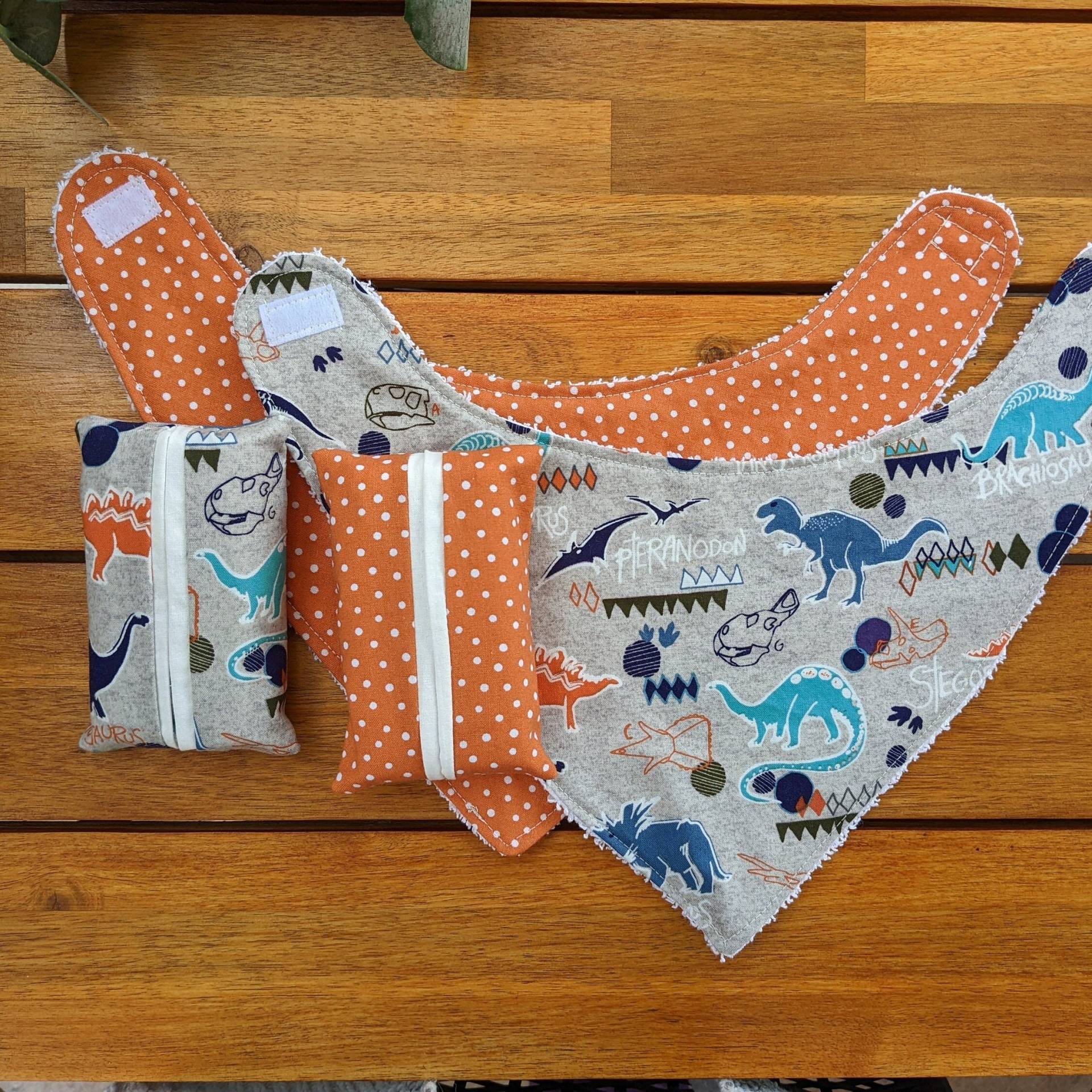 Baby Geschenk Set | Lätzchen + Taschentuchhalter Dinosaurier, Orange Dot von Etsy - EclecticSewCo