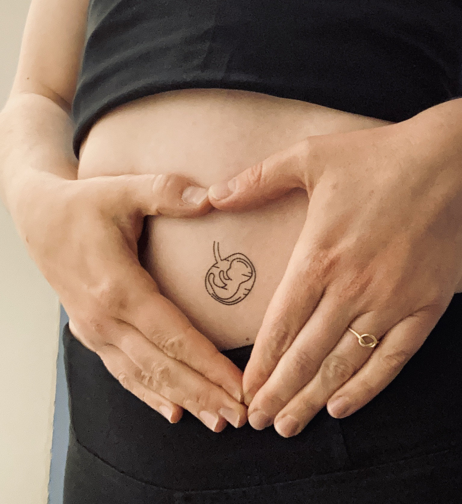 2 Fötus-Tattoos/Temporäres Tattoo Baby Schwangere Frau Schwangerschaftsanzeige Fake Schwarz 2 Fötus-Tattoos/Temporäres Tattoo Baby Schwangere Frau Schwangerschaftsanzeige Fake Schwarz von Etsy - ElyZeSHOP