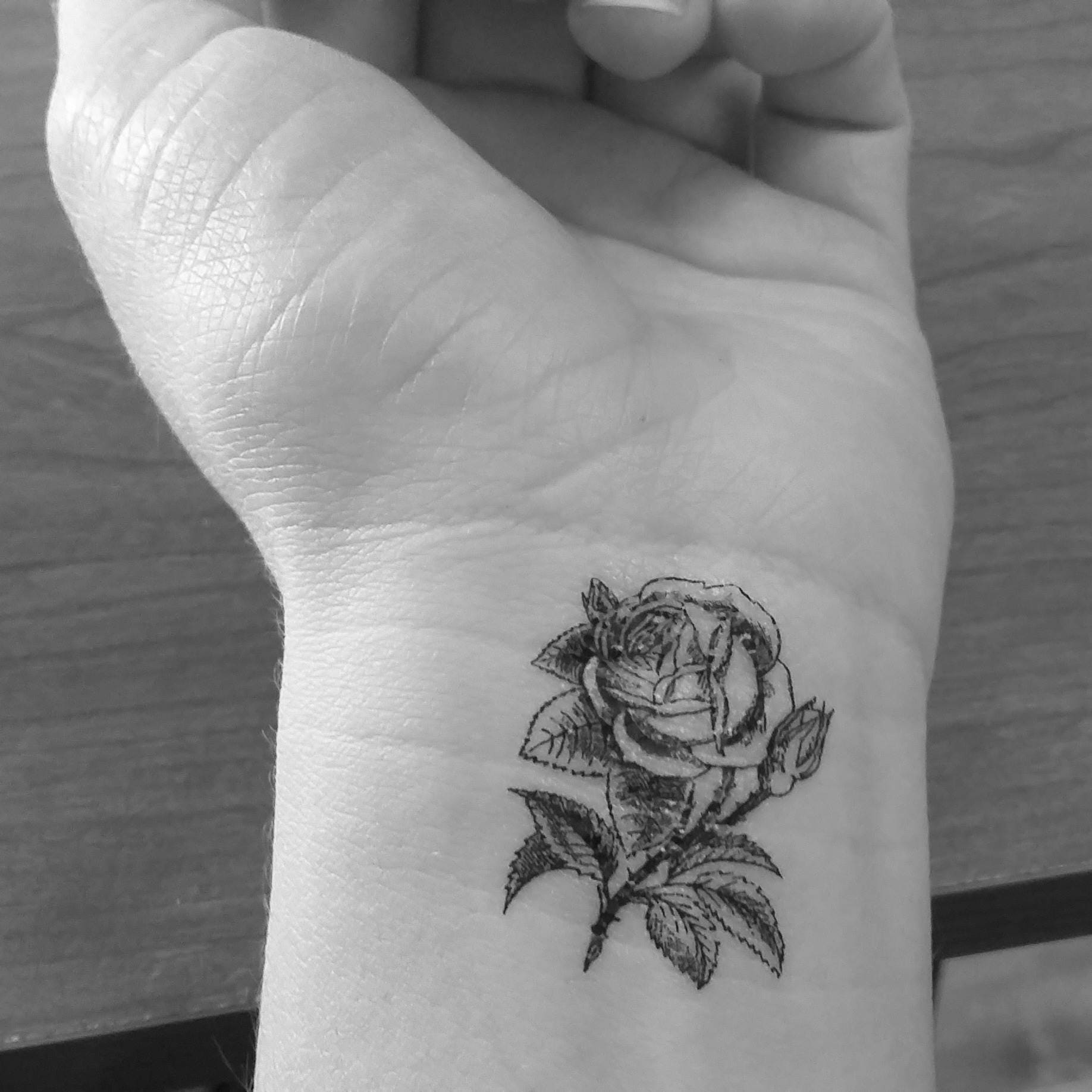 2 Rosen-Tattoos/Temporäre Tattoos Handgelenk-Tattoos Tattoo Fake-Tattoo Schwarz Blume 2 Rosen-Tattoos/Temporäre Tattoos Handgelenk-Tattoos Tattoo Fake-Tattoo Schwarz Blume von Etsy - ElyZeSHOP