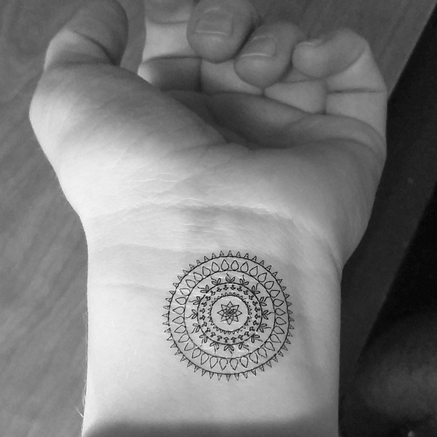 2 Temporäre Tattoos/Mandala Handgelenk Tattoo Fake Schwarz 2 Temporäre Tattoos/Mandala Handgelenk Tattoo Fake Schwarz von Etsy - ElyZeSHOP
