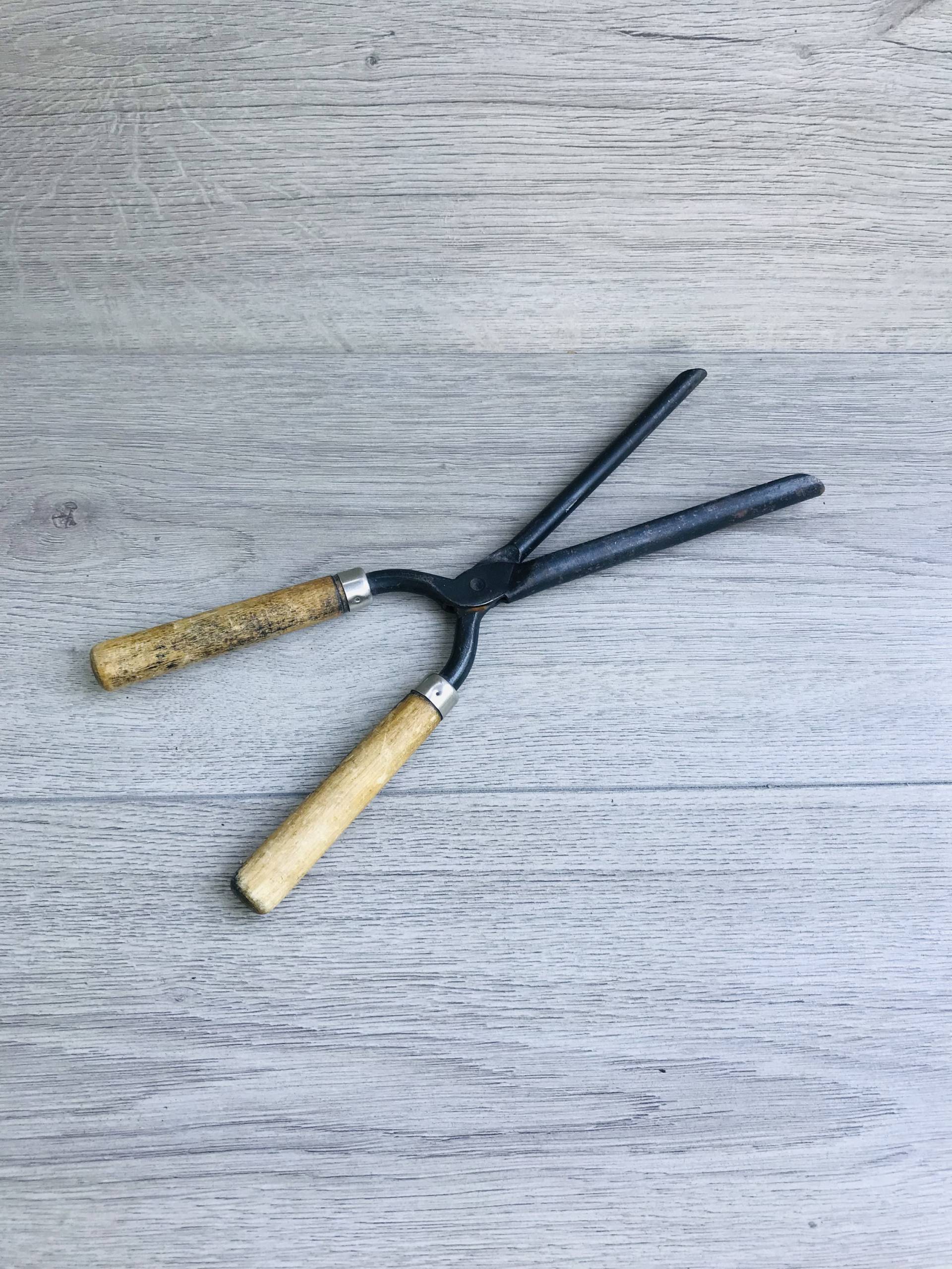 Vintage Lockeneisen Primitives Mit Holzgriff Antik Haarlocke Eisen Welle Locken Friseur Salon von Etsy - EmirDecorVintage