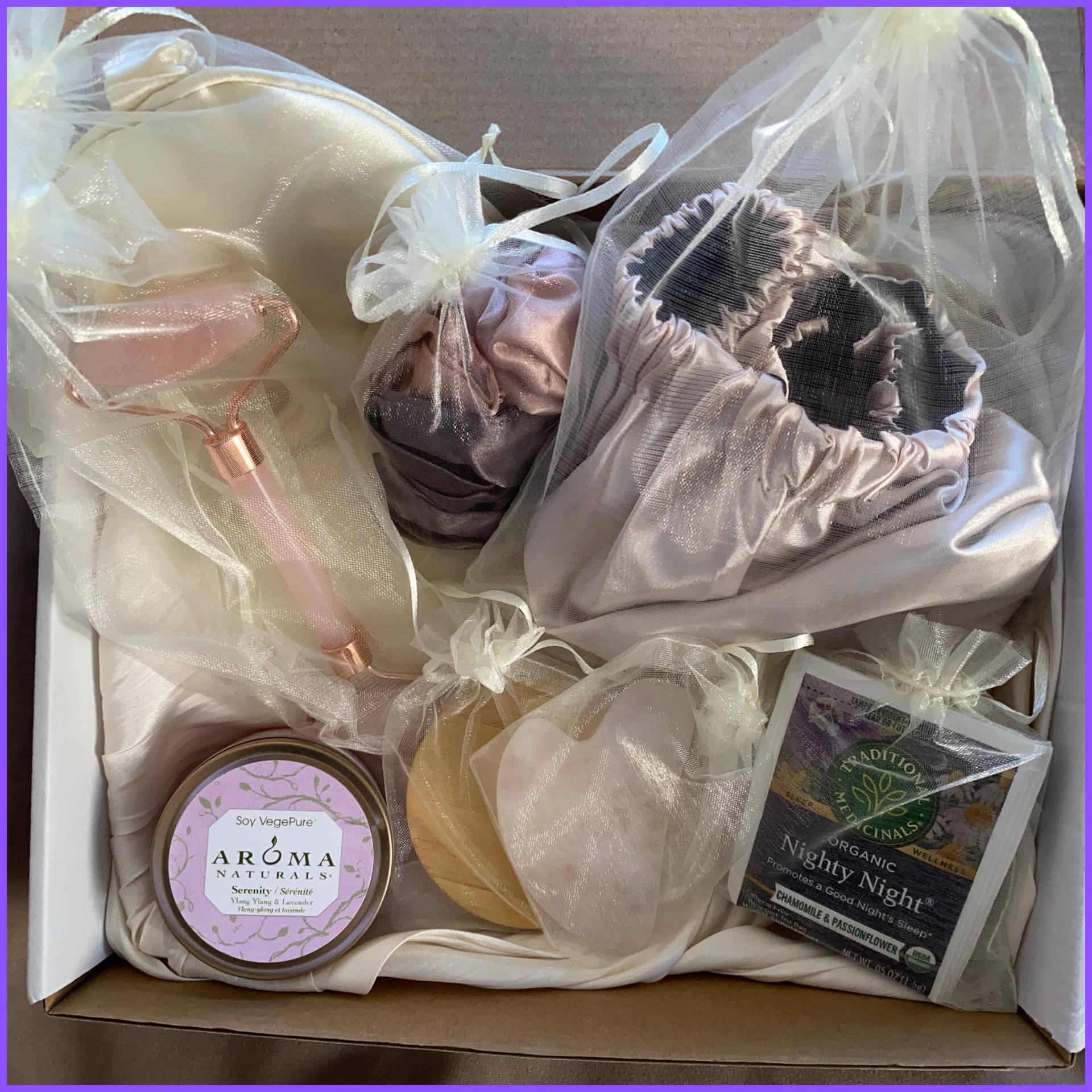 Beauty Sleep Set | Luxuriöse Rosenquarz & Satin Geschenkbox Gua Sha Roller Für Gesichts-Pflege Beauty Sleep Set | Luxuriöse Rosenquarz & Satin Geschenkbox Gua Sha Roller Für Gesichts-Pflege von Etsy - Emotionswandel