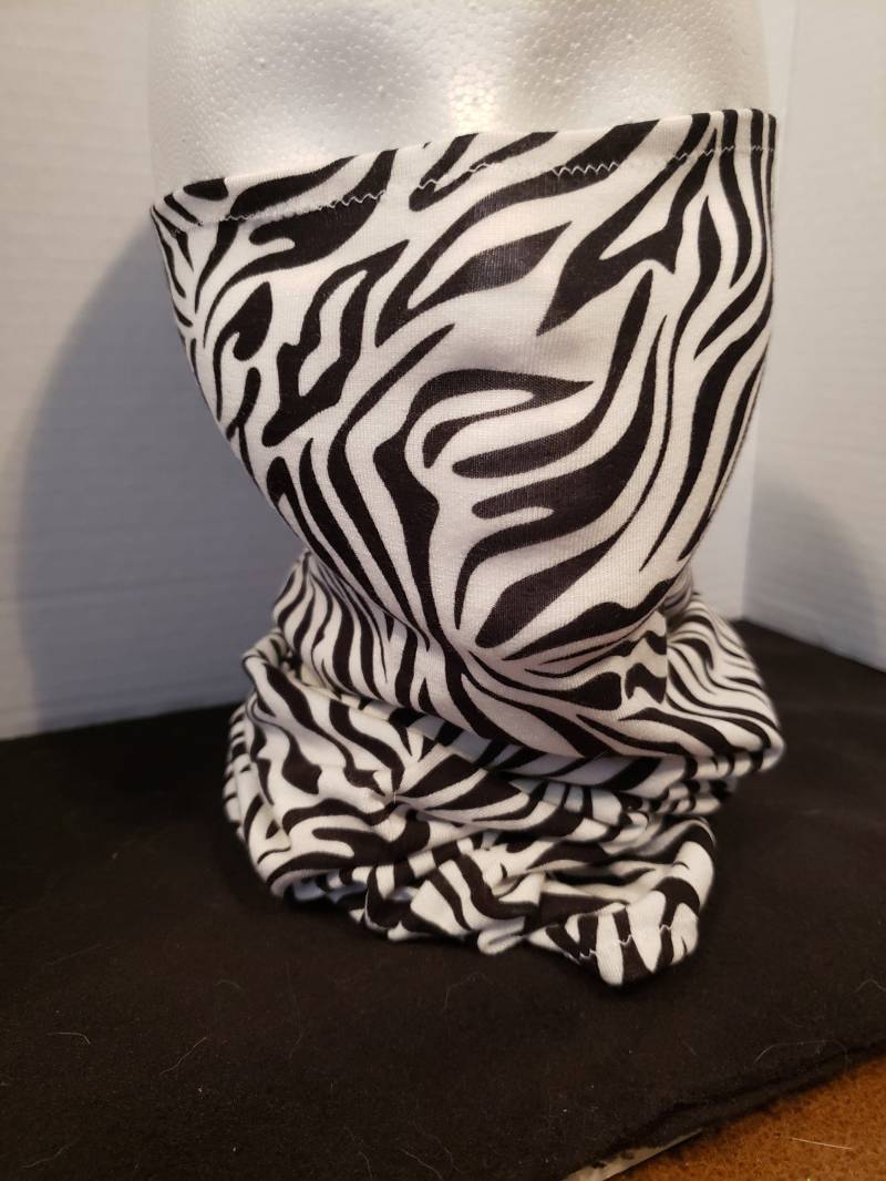 Zebra-Print-Neckgaiter von Etsy - EmporiumBecky