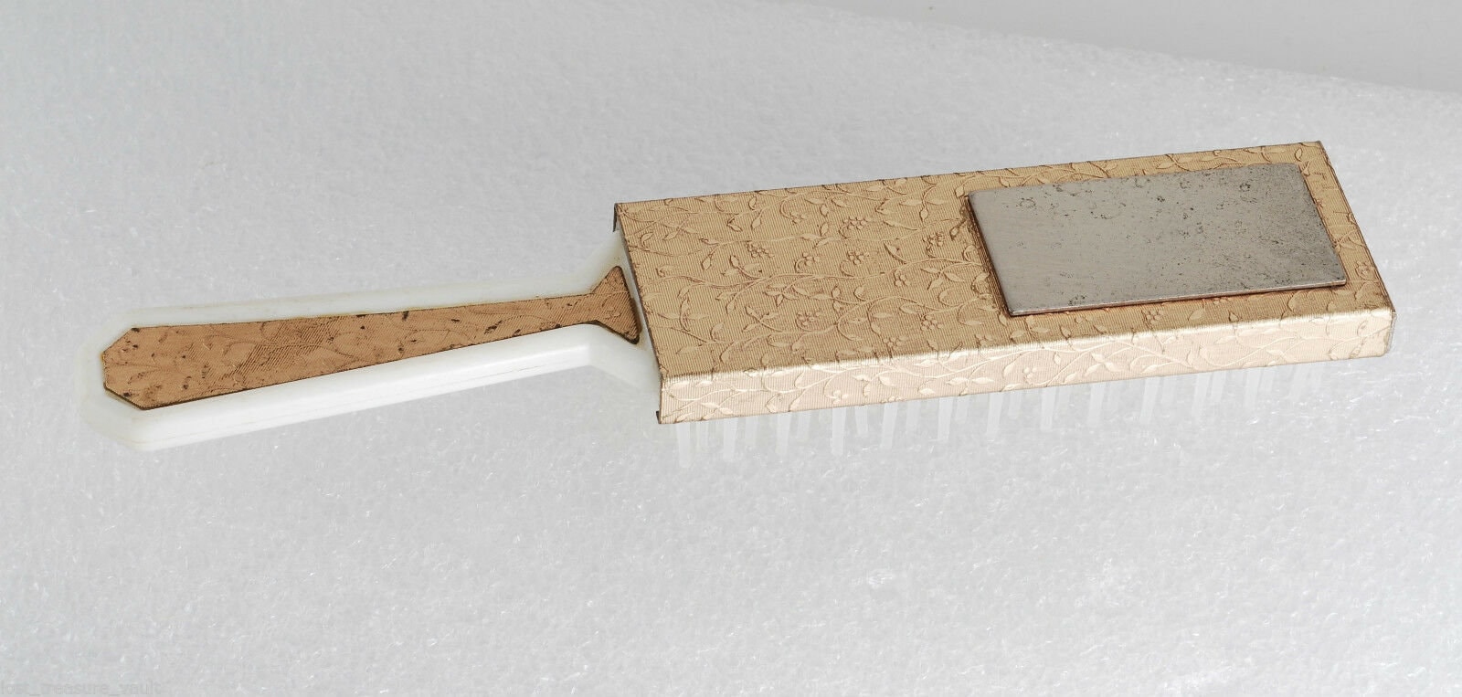 Vintage Old White Plastic Gold Metal Child Oder Doll Brush Comb Mirror All in One Vintage Old White Plastic Gold Metal Child Oder Doll Brush Comb Mirror All in One von Etsy - EternalBohemian