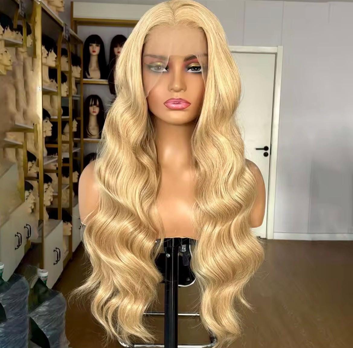 Honig Blonde Lace Front Perücke Lange Gewellte Ziehen Königin Cosplay Honig Blonde Lace Front Perücke Lange Gewellte Ziehen Königin Cosplay von Etsy - Evanesswigs