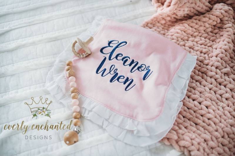 Baby Mädchen Monogramm Voller Name Spucktuch | Gekräuselte Decke Mit Geschenk von Etsy - EverlyEnchantedCo