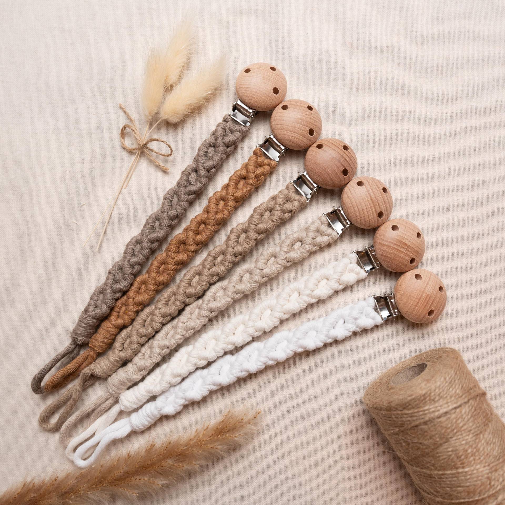 Makramee Schnullerkette | Baby Geschenkidee Handgefertigtes Naturprodukt Silikonadapter Geschenk Zur Geburt Schnullerband Boho von Etsy - FadenVielfalt