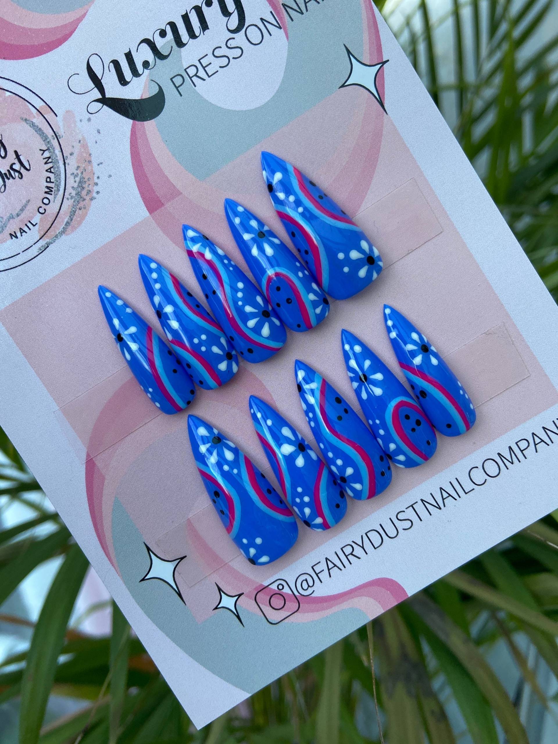 Blaue Abstrakte Blumen-Wellenlinie Drücken Sie Auf Die Nägel | Künstliche Falsche Kleben von Etsy - Fairydustnailcompany