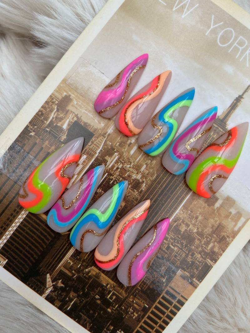 Brights Und Gold Wavy Line Drücken Sie Auf Die Nägel | Künstliche Falsche Kleben Nägel Abstrakte von Etsy - Fairydustnailcompany