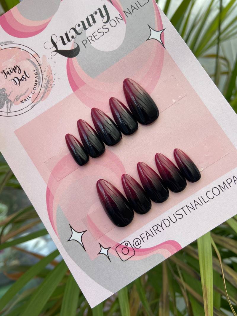 Dunkelrotes Und Schwarzes Ombré Drücken Sie Auf Die Nägel | Künstliche Falsch Halloween Kleben von Etsy - Fairydustnailcompany