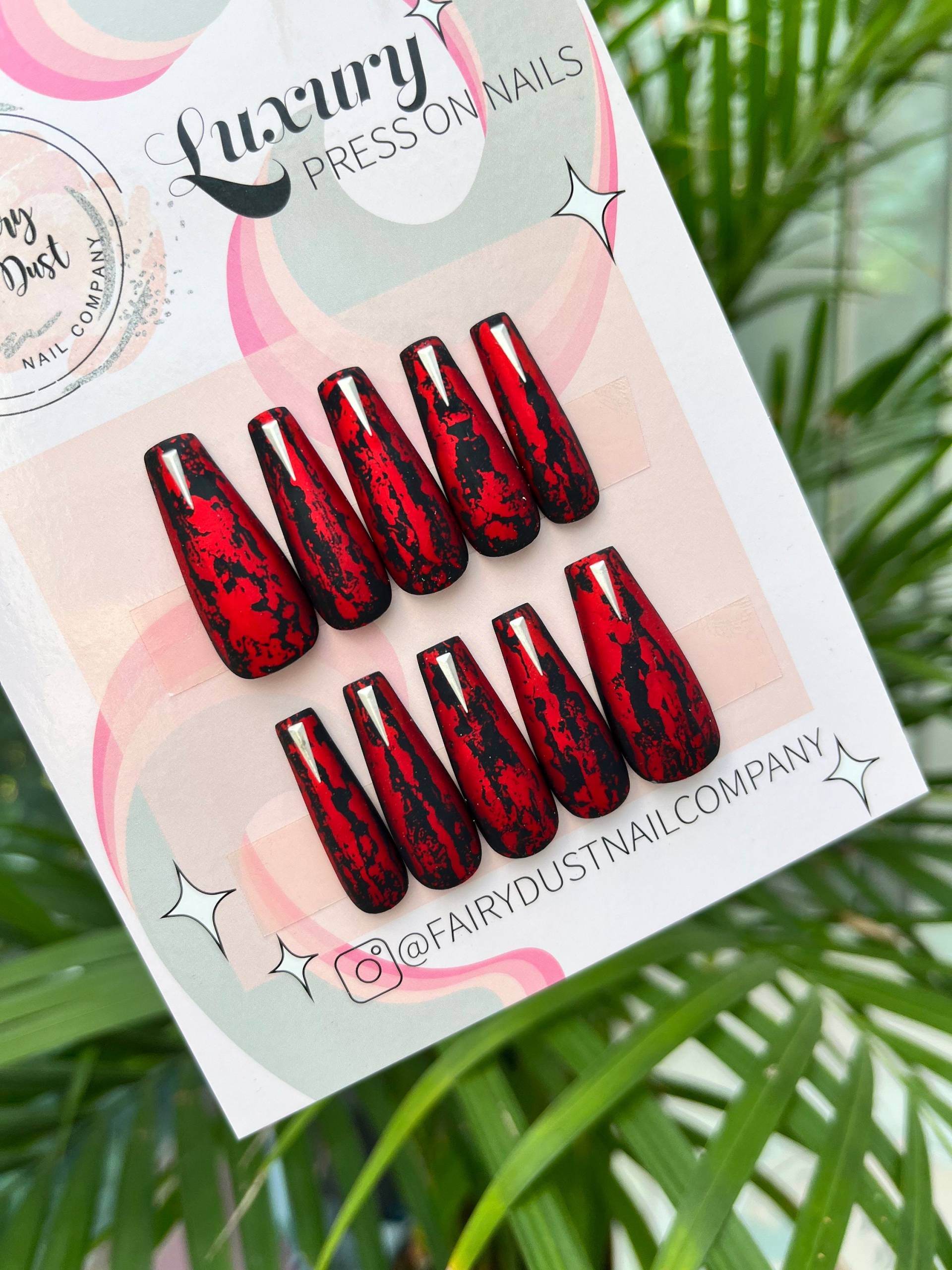 Matte Schwarz Und Rot Drücken Sie Auf Die Nägel | Künstliche Nägel Kleben Falsche Halloween von Etsy - Fairydustnailcompany