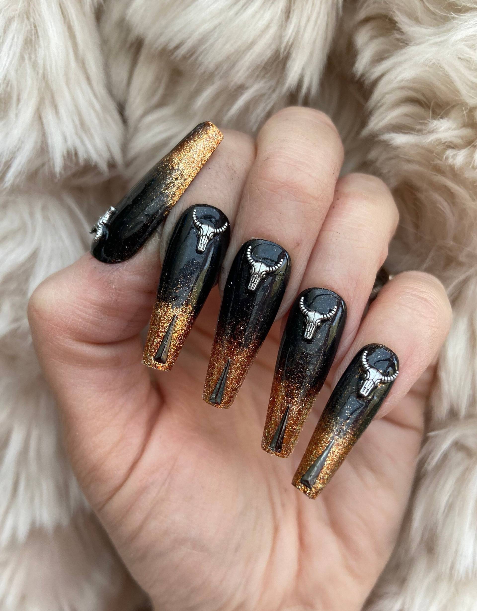 Ram Schädel Schwarz Und Gold Ombré Drücken Sie Auf Die Nägel | Künstliche Falsche Gothic Kleben von Etsy - Fairydustnailcompany